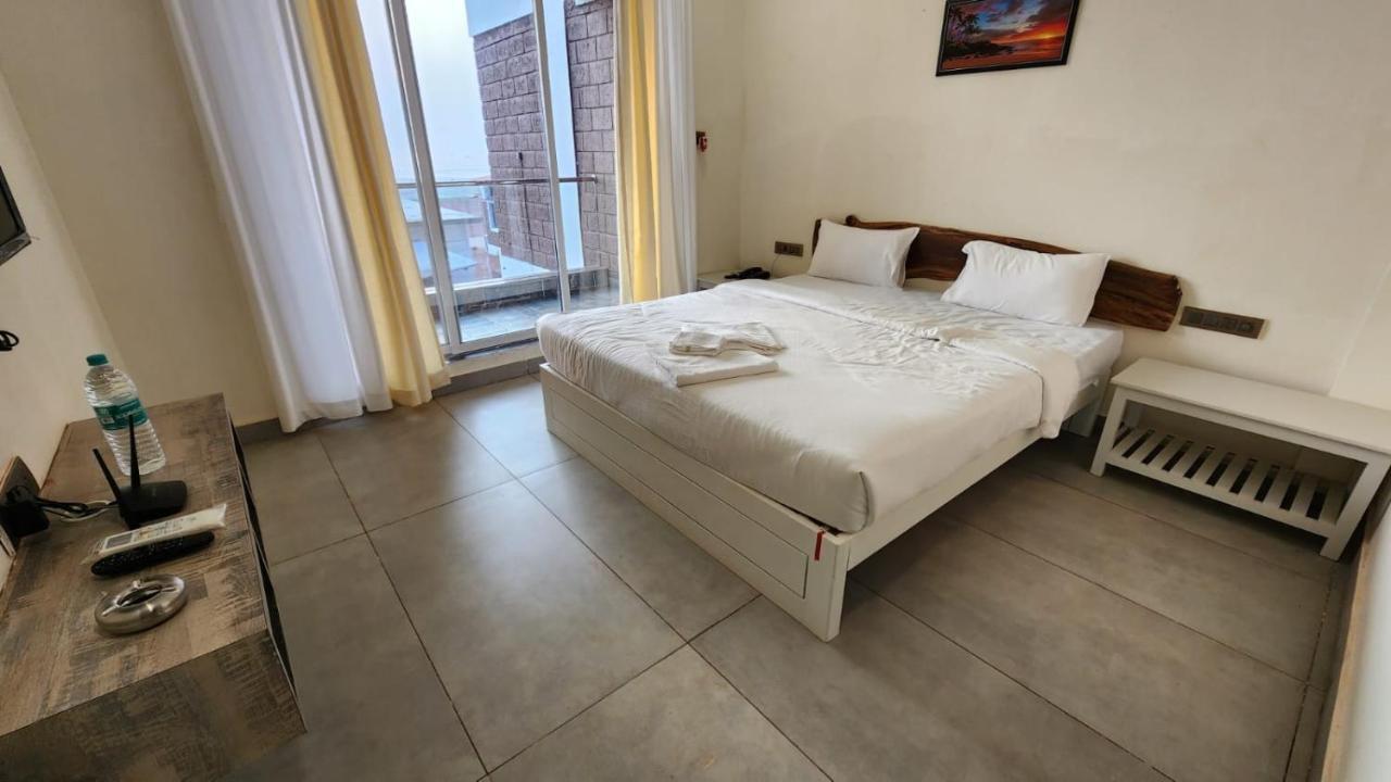 Coastal Bay Beach Resort Harnai Ngoại thất bức ảnh