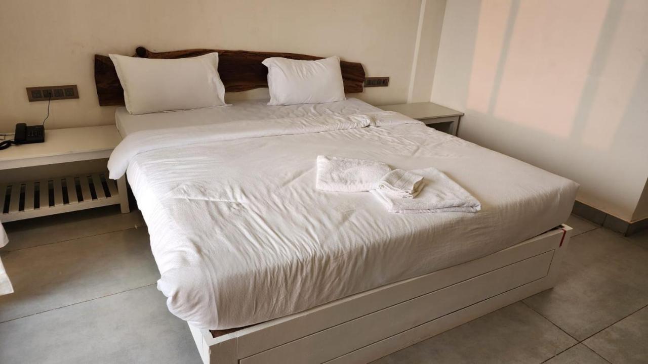 Coastal Bay Beach Resort Harnai Ngoại thất bức ảnh
