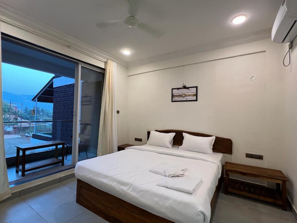 Coastal Bay Beach Resort Harnai Ngoại thất bức ảnh