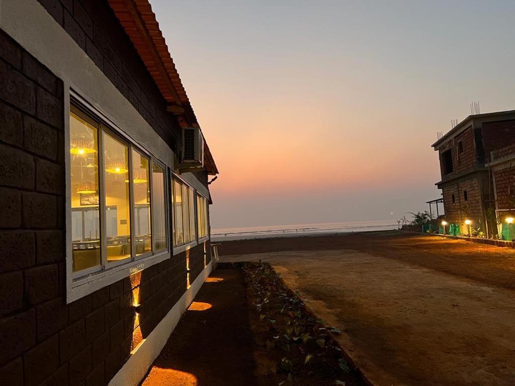 Coastal Bay Beach Resort Harnai Ngoại thất bức ảnh