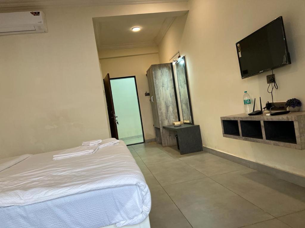 Coastal Bay Beach Resort Harnai Ngoại thất bức ảnh