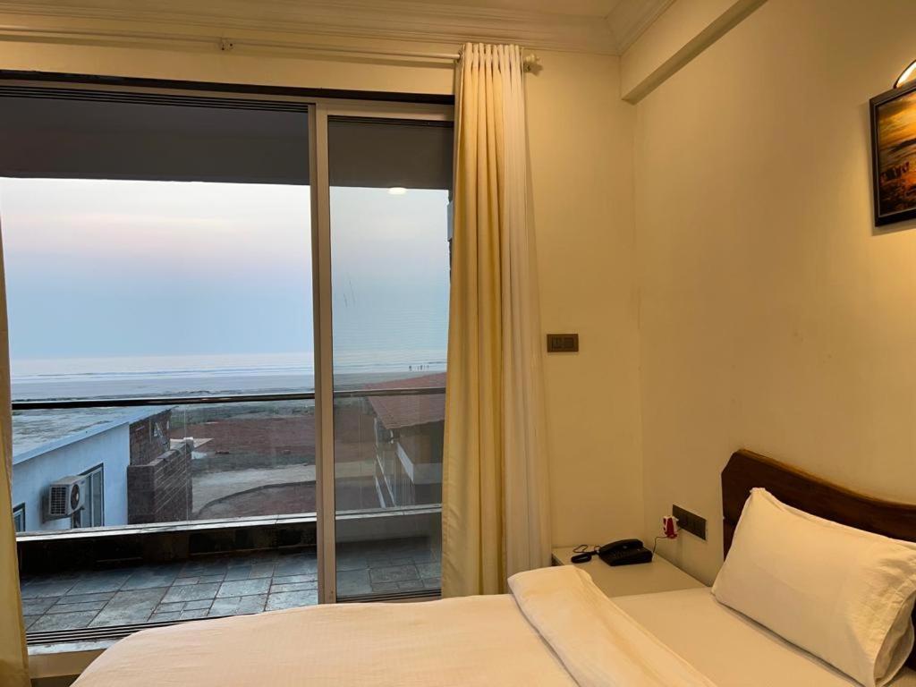 Coastal Bay Beach Resort Harnai Ngoại thất bức ảnh