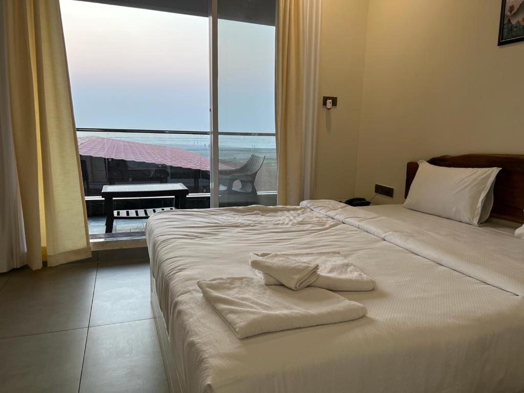 Coastal Bay Beach Resort Harnai Ngoại thất bức ảnh
