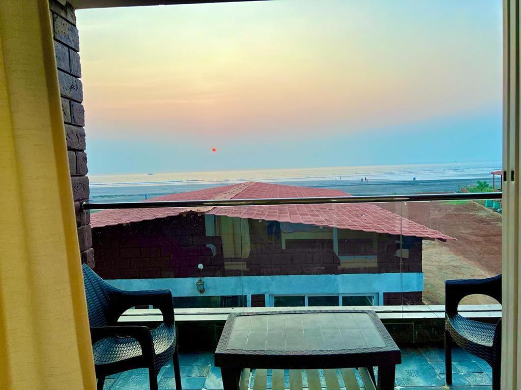 Coastal Bay Beach Resort Harnai Ngoại thất bức ảnh